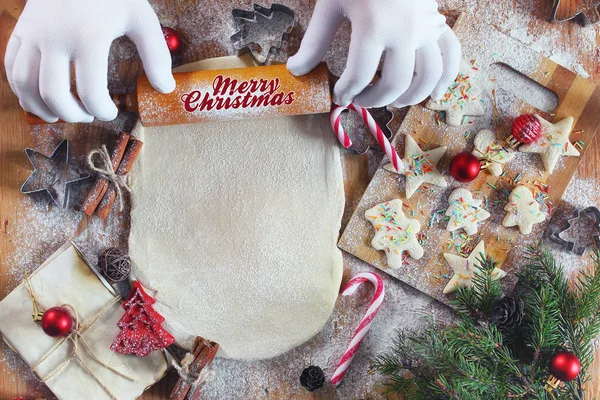 Farinha cozinhar biscoitos de gengibre na véspera de Natal — Fotografia de Stock