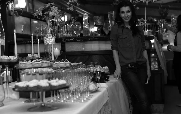 Mesa con dulces y una variedad de aperitivos dulces en la espalda — Foto de Stock