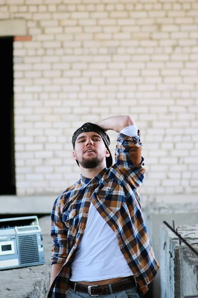 Bir sakallı bir genç adamla