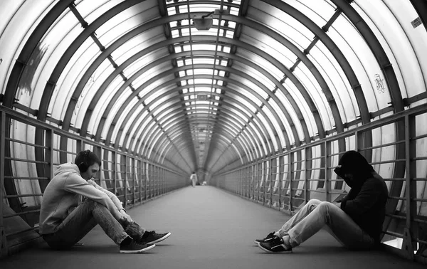 Siyah beyaz kapüşonlu adam.