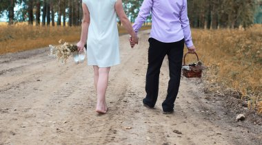 Yeni evli bir alanda sonbahar günü yürüyüş severler