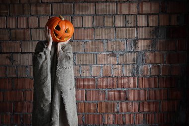 Kabak kafalı canavar. Cadılar Bayramı tabelası.