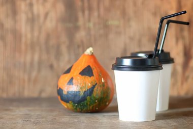 Kahve kağıt bardak masanın üzerine