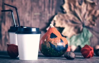 Kahve fincanı masanın üstünde.