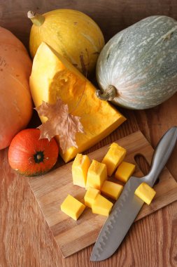 Kabak hasat masanın üstüne kesmek.