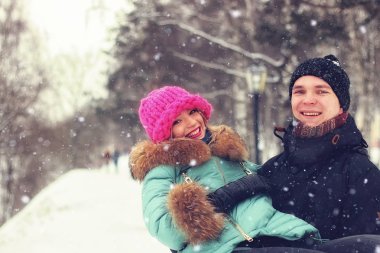 genç bir çift adam kız kış taşır