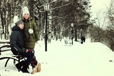 Genç çift tatilde.