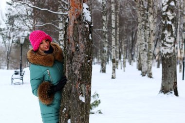 genç kadın ağaç kış