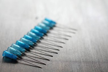 Ampül ve iğneler üzerinden bir tıbbi şırınga