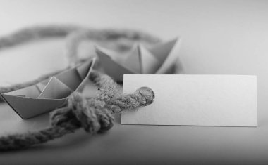 tek renkli fotoğraf sopa ile kalın örgülü halat ve gemi kağıt