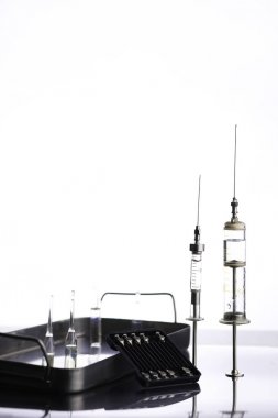 Tıbbi şırınga ve aksesuarları tablosundaki eski metal