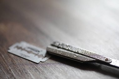 Ahşap arka planda tıraş aksesuarları