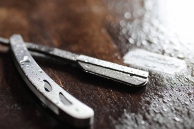 Ahşap arka planda tıraş aksesuarları