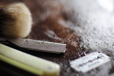 Ahşap arka planda tıraş aksesuarları