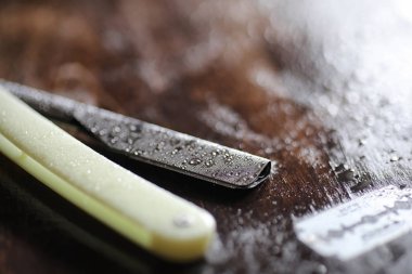 Ahşap arka planda tıraş aksesuarları