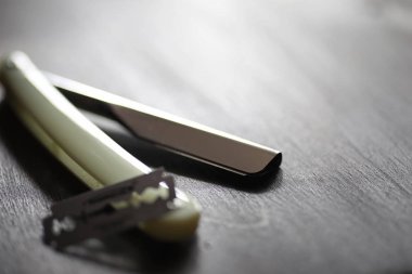 Ahşap arka planda tıraş aksesuarları