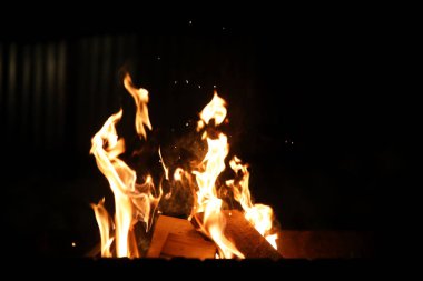 Ve turuncu-sarı renk köknar yanma gelen yangın alev dilleri