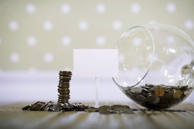 Bozuk paralar yığıldı yere.