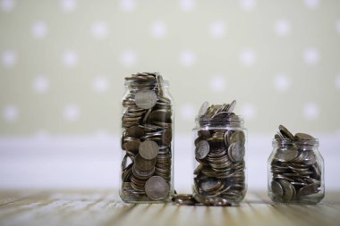 kavanozların üzerinde kat Rus ruble başlayıp büyüğe paralar