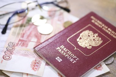 Belgeler ve para yerde