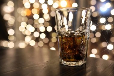 masada buz ile soğuk alkol içki bardak