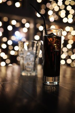 Mevsimlik arka plan daire bokeh ile buzda alkolle bardak