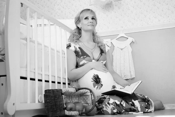 Pregnant girl black and white — Stock Photo, Image