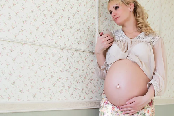 Güzel kız hamile sarışın — Stok fotoğraf