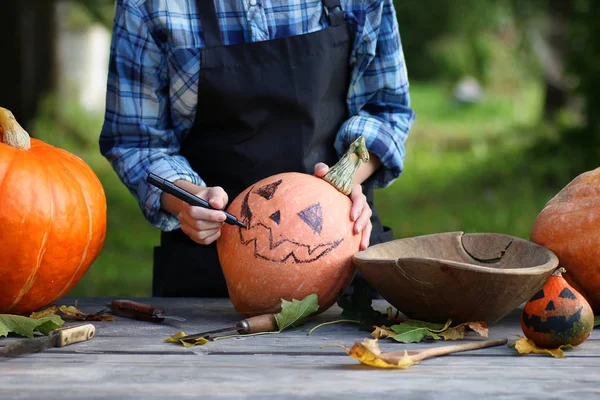 ハロウィーンのカボチャを彫る — ストック写真