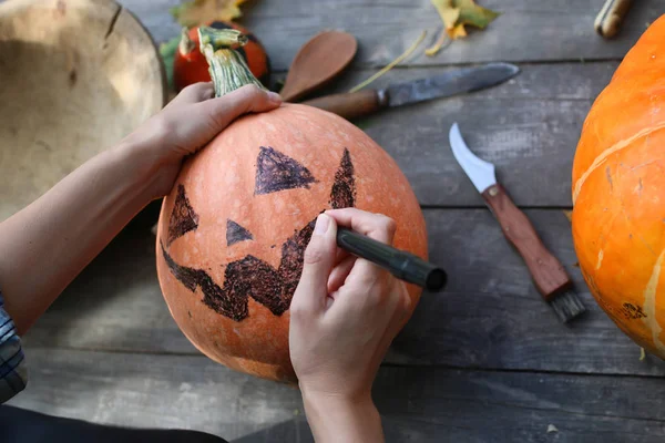 Sculpter citrouilles pour Halloween — Photo