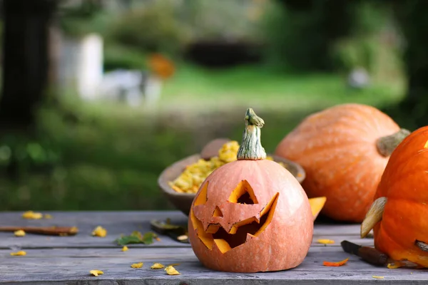 Tallar calabazas para Halloween — Foto de Stock