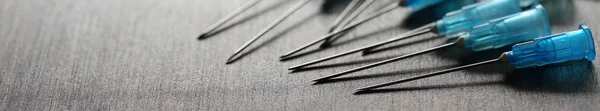 Hintergrund mit Ampulle und Nadeln aus einer medizinischen Spritze — Stockfoto