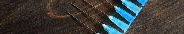 Фон с ампулами и иглами из медицинского шприца — стоковое фото