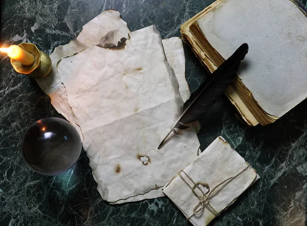 Papeles retro y libro sobre mesa con antecedentes de herramientas de detectives — Foto de Stock