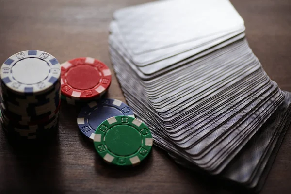 Kartenspiel mit Chips auf einem Holztisch — Stockfoto