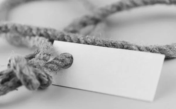 Монохромна фотонаклейка з товстою плетеною мотузкою та корабельним папером — стокове фото