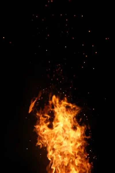 モミの燃焼からオレンジ イエロー色の火の炎の舌 — ストック写真