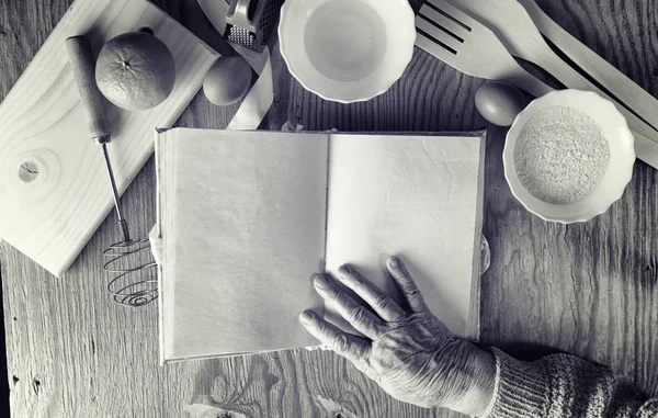 A kezében egy idős asszony szakácskönyv — Stock Fotó