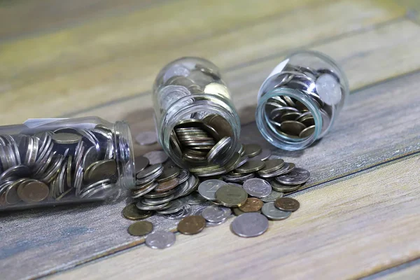 Ackumulerade mynt staplade i glasburkar — Stockfoto