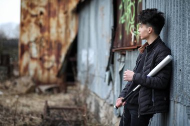 Asya genç adam kameraya poz sokakta