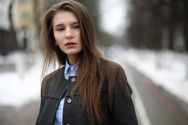 Jovem menina adulta de casaco na rua — Fotografia de Stock