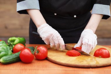 Aşçı taze çiftlik sebze keser