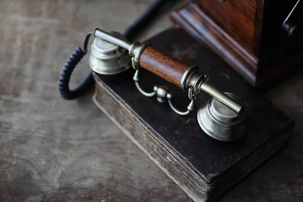 Telefone velho e livro retro em uma madeira — Fotografia de Stock