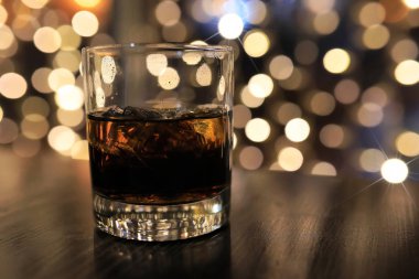 masada buz ile soğuk alkol içki bardak