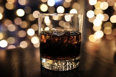 Mevsimlik arka plan daire bokeh ile buzda alkolle bardak