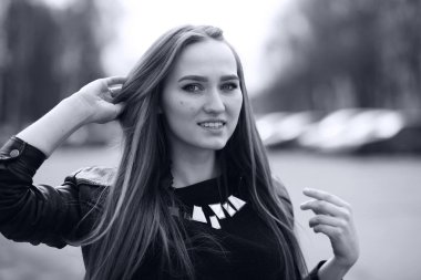 Yürüyüşe çıkmış genç bir kızın tonlu fotoğrafı.