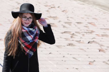 Güneşli havalarda bir yürüyüşte kız