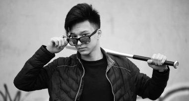 Asya genç adam açık havada poz siyah beyaz fotoğraf