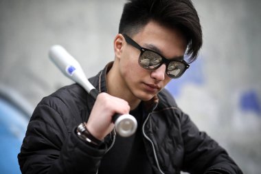 Asya genç adam kameraya poz sokakta