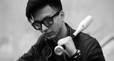 Asya genç adam açık havada poz siyah beyaz fotoğraf